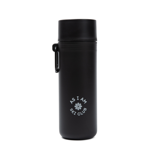 زجاجة مياه سوداء قابلة لإعادة الاستخدام بتصميم مزدوج الفتح ومقبض بمشبك ومزودة بعبارة "AS I AM SKI CLUB" على الواجهة.