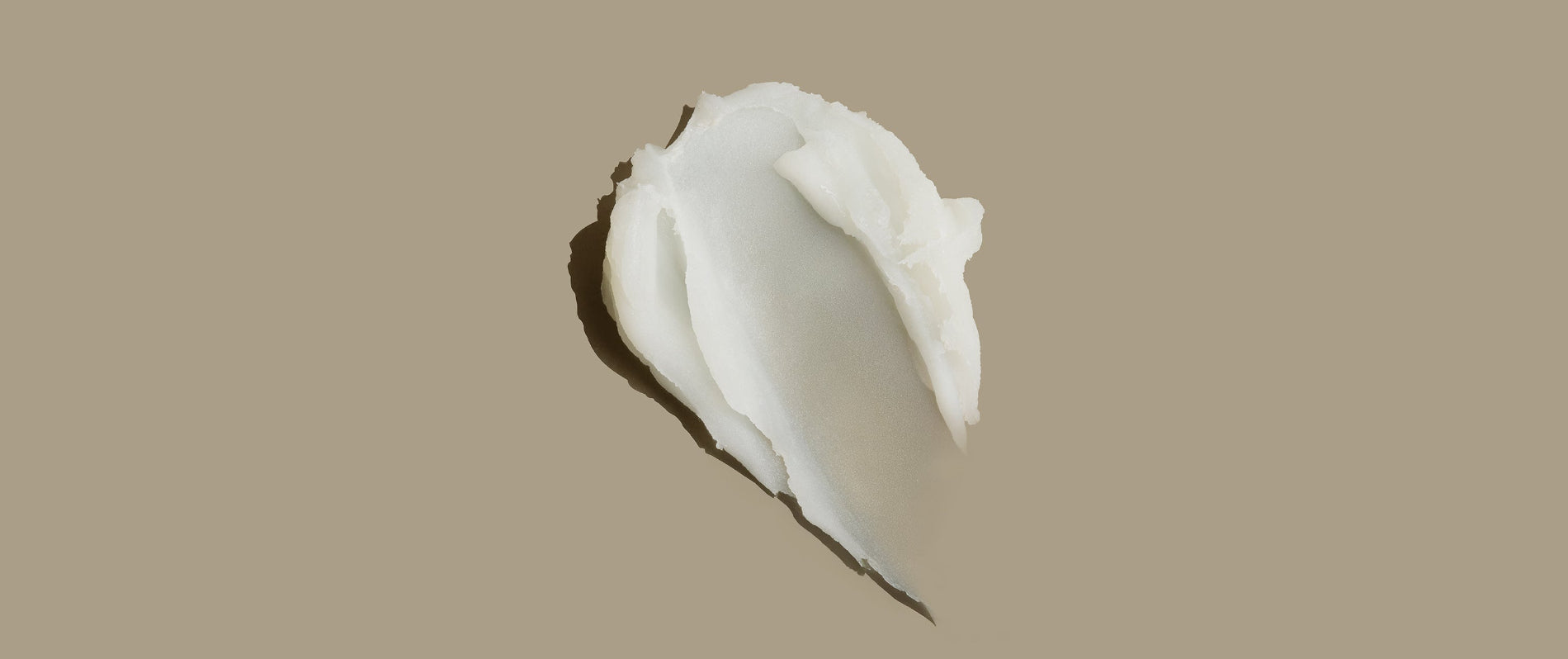 لقطة مقرّبة لقوام إصبع الشمع AS I AM روزماري روزماري الذي يُظهر بلسمًا كريميًا ناعمًا بلمسة نهائية شبه لامعة مصممة لتصفيف أنيق والتحكم في التجعد.