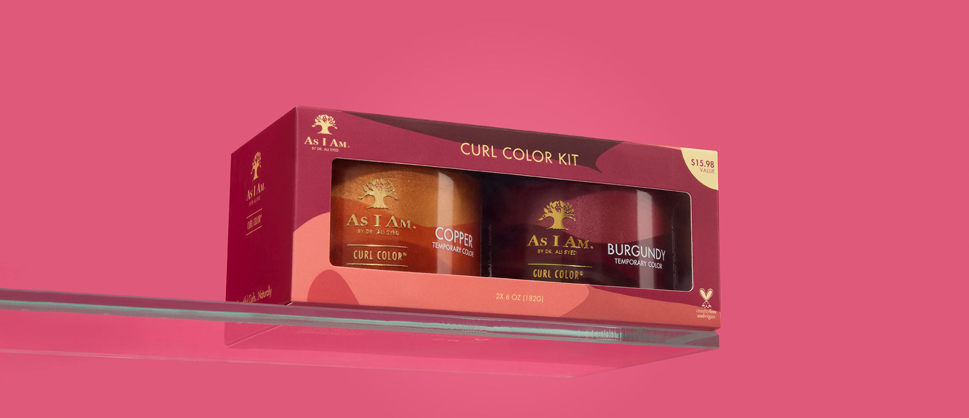 مجموعة As I Am x Showy Curl Color Kit - مجموعة تحتوي على جل تلوين الشعر المؤقت الجريء المصمم لتعزيز تجعيدات الشعر بصبغة غنية ولمعانها، تظهر في عرض أفقي مع عبوة تحمل العلامة التجارية المشتركة.