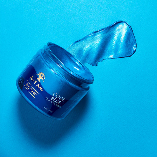 برطمان من جل اللون الأزرق الرائع As I Am Cool Blue مع رقعة من الجل الأزرق ممتدة من البرطمان، موضوعة على خلفية زرقاء.