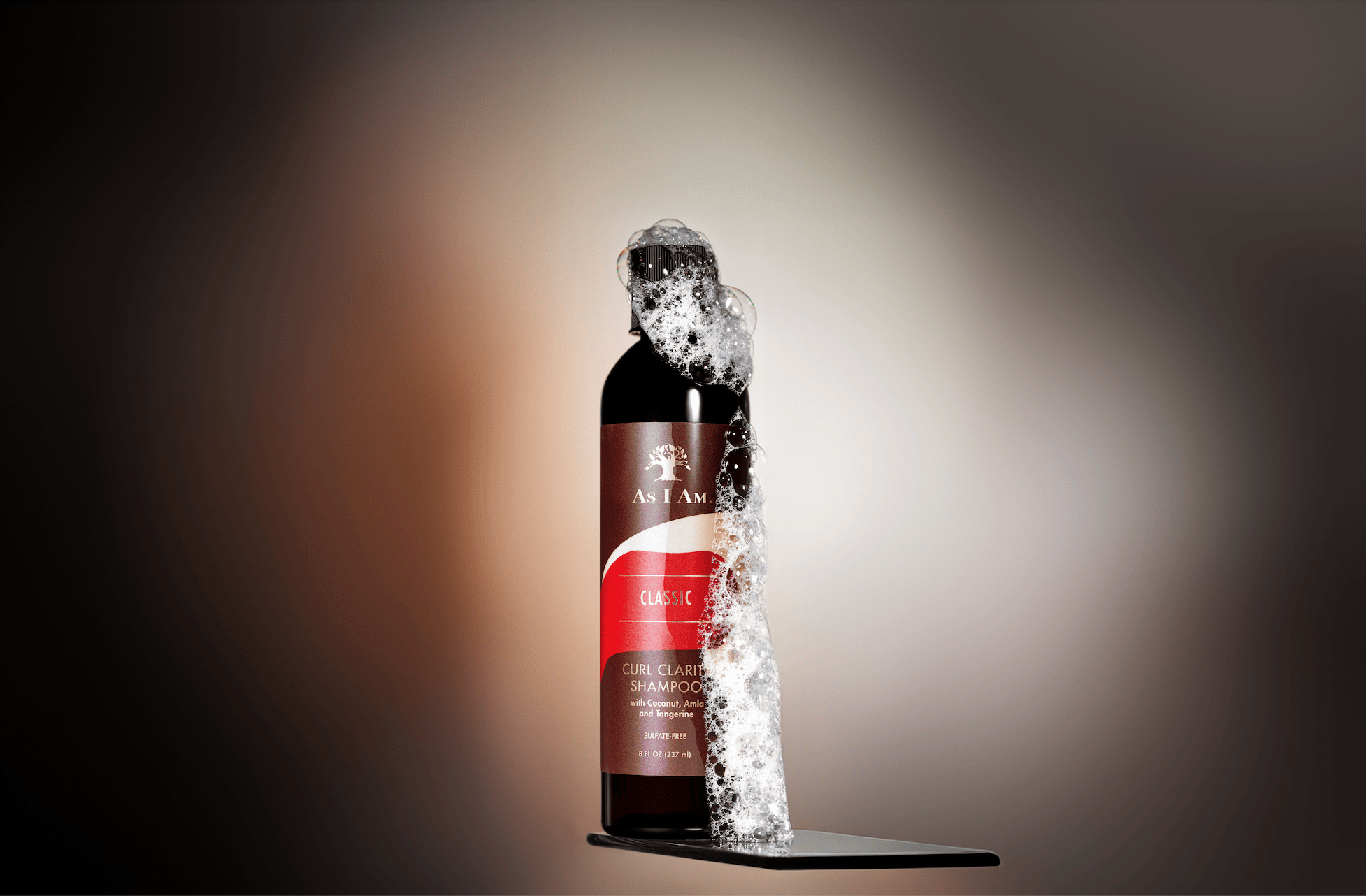 زجاجة شامبو As I Am Curl Clarity Shampoo - وهو منظف خالٍ من الكبريتات يزيل بلطف تراكمات المنتج مع الحفاظ على ترطيب الشعر المجعد والمجعّد.