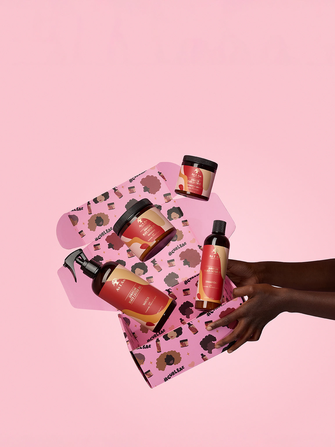 باقة As I Am Curlbae Box مع منتجات زيت الخروع الأسود الجامايكي - باقة متميزة للعناية بالشعر تحتوي على علاجات معززة لتجعيد الشعر مشبعة بزيت الخروع الأسود الجامايكي لتقوية الشعر وترطيبه وتحديده بشكل صحي.