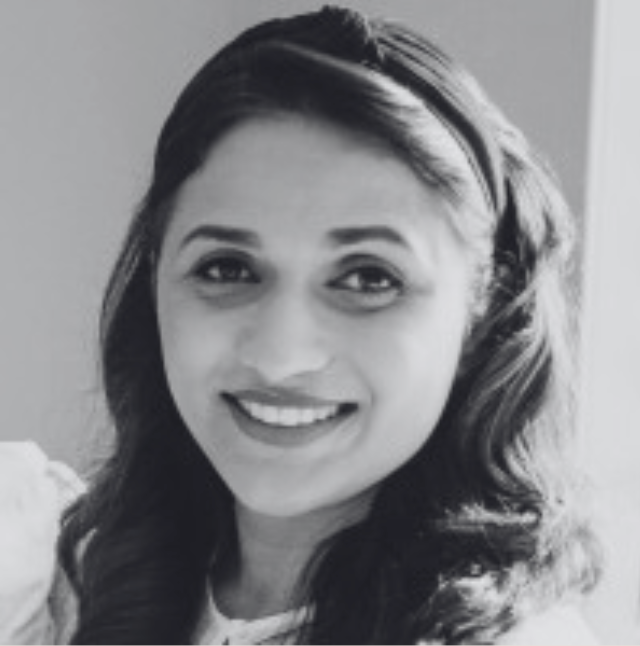 صورة بالأبيض والأسود لامرأة بعصابة رأس بالأبيض والأسود