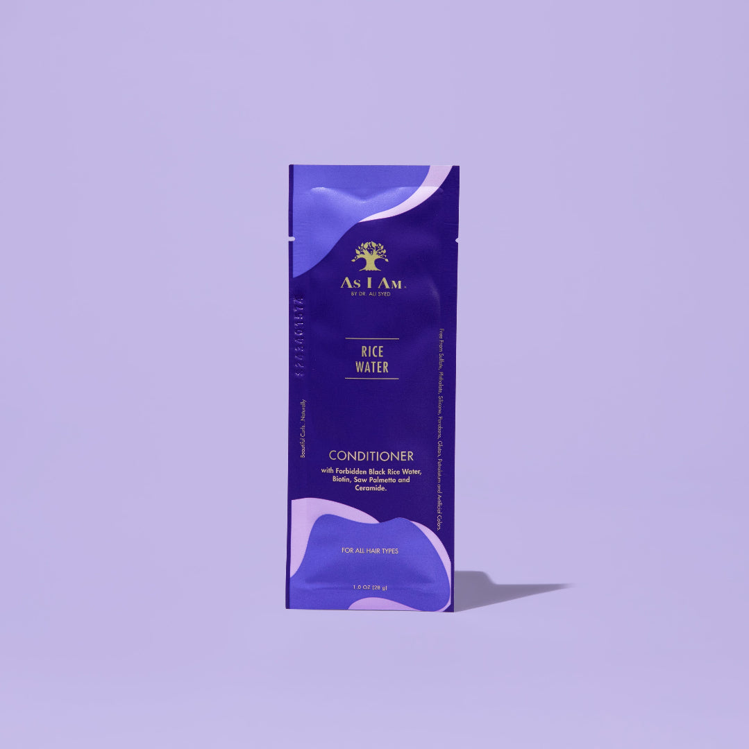 يأتي بلسم ماء الأرز AS I AM في كيس بسعة 1 أونصة ويتميز بقوام كريمي غني بلمسة نهائية بيضاء لؤلؤية - مُصمم لترطيب الشعر بعمق وتقويته وفك تشابكه مع تعزيز نمو الشعر ومنع تساقطه ومكافحة تقصفه.
