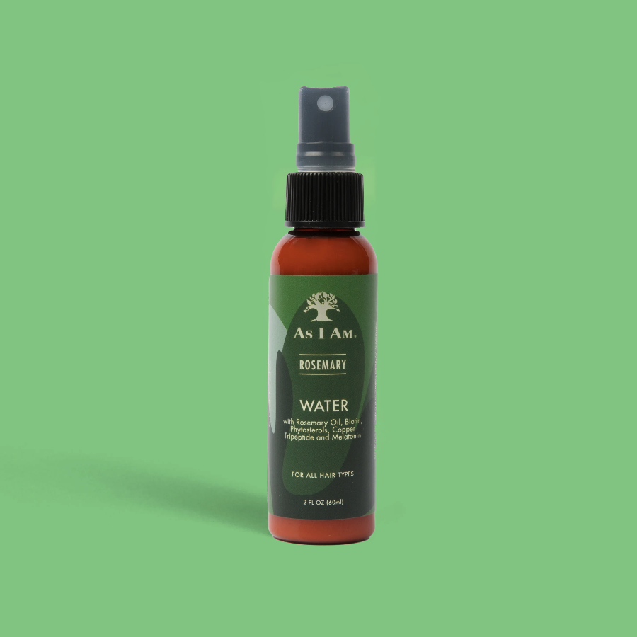 زجاجة رذاذ بلاستيكية عليها ملصق "as i am ROSEMARY WATER" باللونين الأخضر والأحمر على خلفية خضراء.
