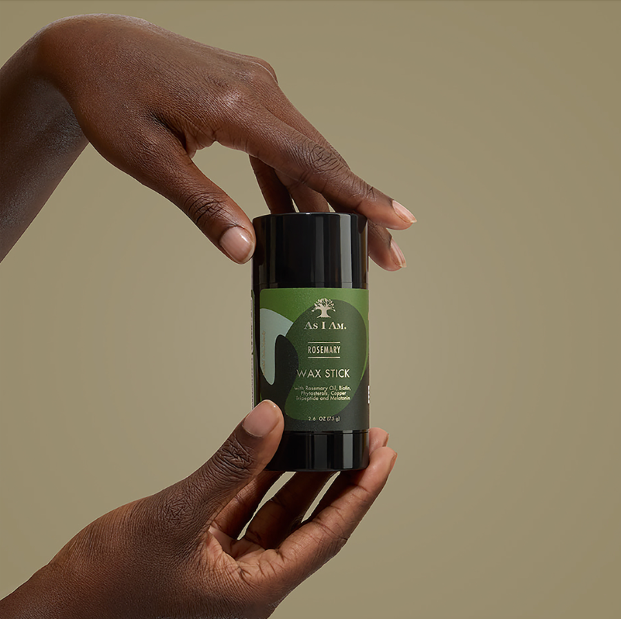 إصبع شمع الروزماري As I Am Rosemary Wax Stick - غني بإكليل الجبل والبيوتين لتسريحات ناعمة وأنيقة. يروّض الشعر المتطاير ويضفي لمعانًا ويوفر ثباتًا مرنًا. مثالي للحواف والتصفيف. 2.7 أونصة 2.7 أونصة.