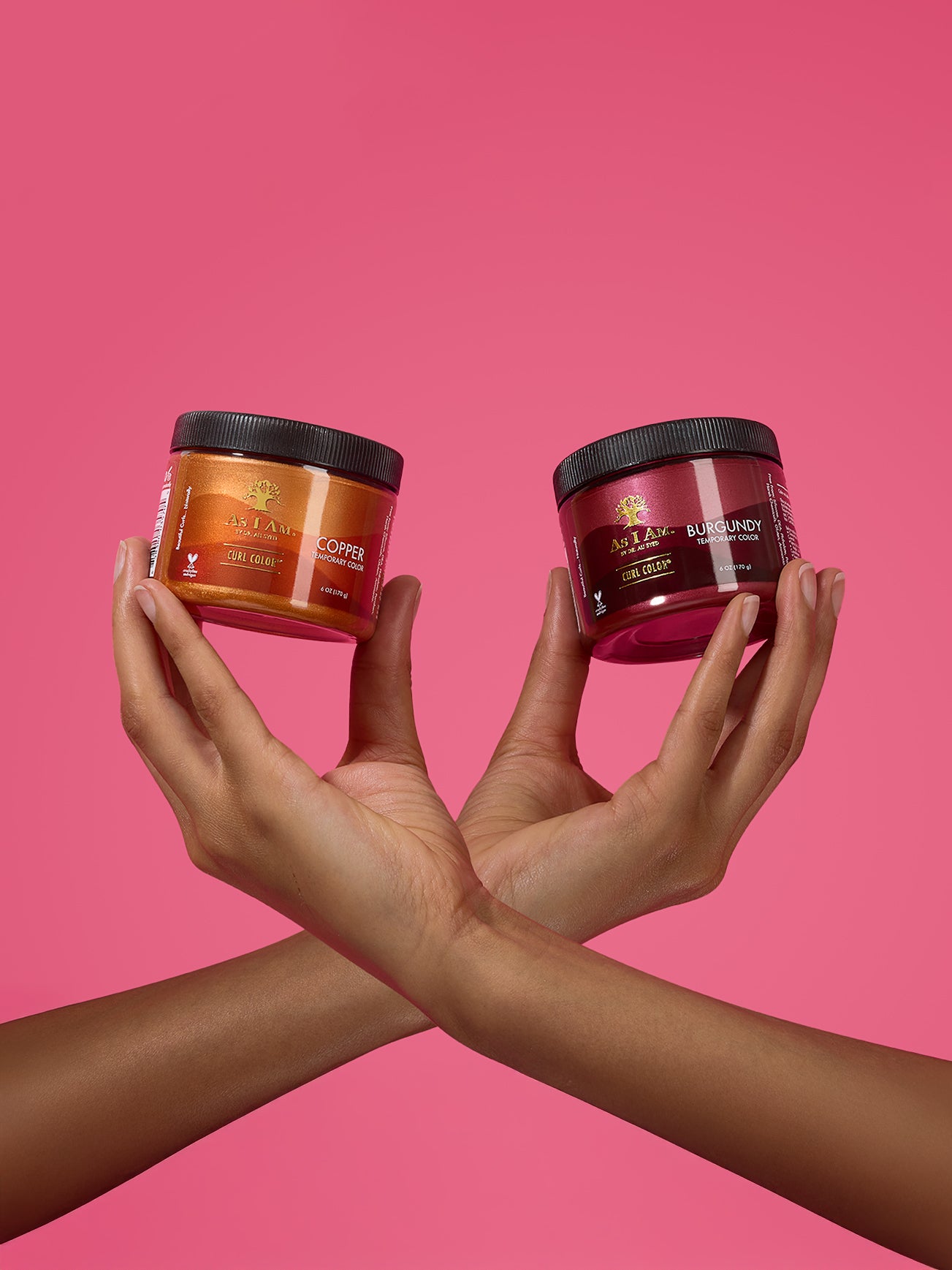 مجموعة As I Am Curl Color المكونة من قطعتين تتميز بدرجات اللون النحاسي والبورجوندي، وهي معروضة في عبوات أنيقة نابضة بالحياة مصممة لتوفير لون مؤقت وتحديد تجعيد الشعر دون تلف.