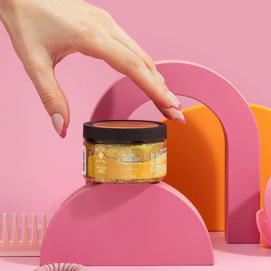 مجموعة As I Am Curl Color Glitter Collection، التي تتميز بألوان شعر مؤقتة نابضة بالحياة مع لمسة نهائية متلألئة مصممة لتجعيد الشعر ولفائفه.