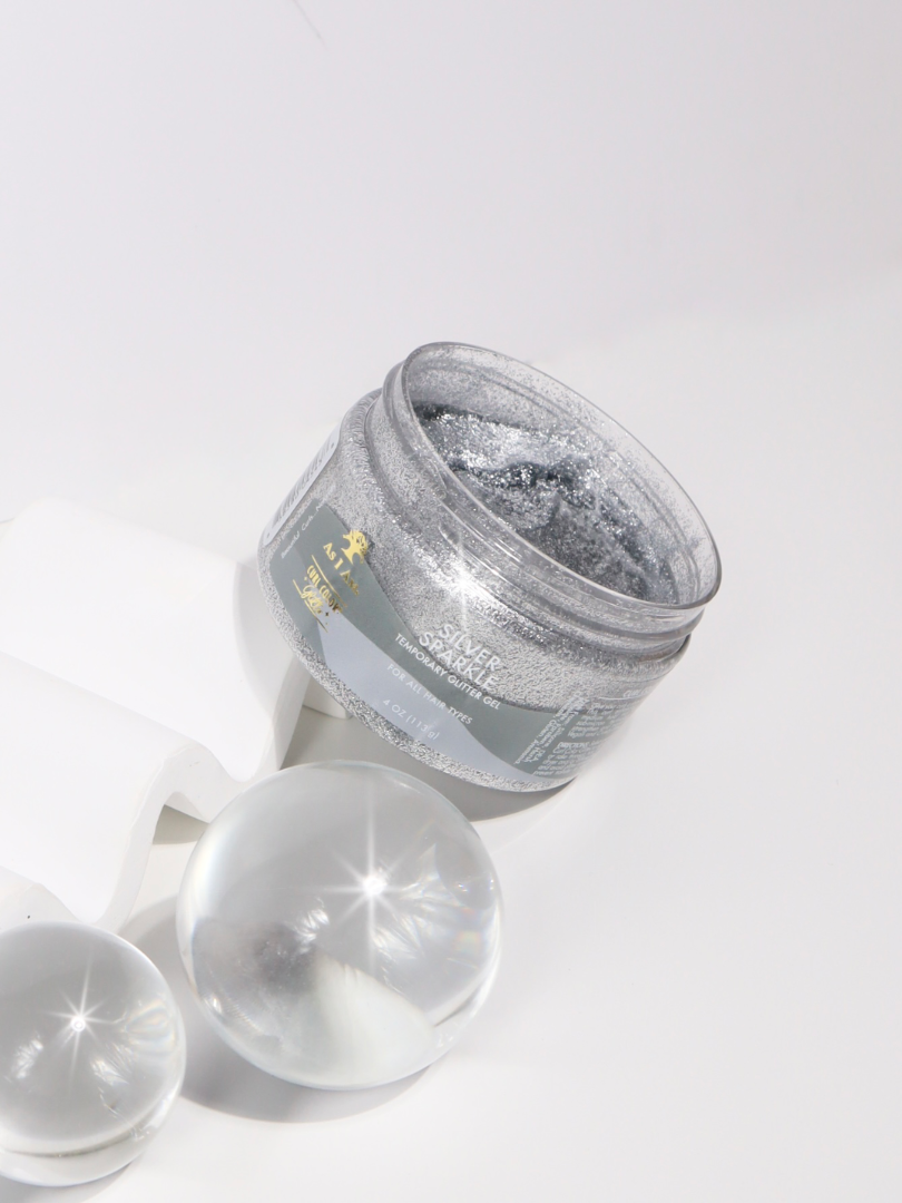 مجموعة As I Am Curl Color Glitter Collection، التي تتميز بألوان شعر مؤقتة نابضة بالحياة مع لمسة نهائية متلألئة مصممة لتجعيد الشعر ولفائفه.