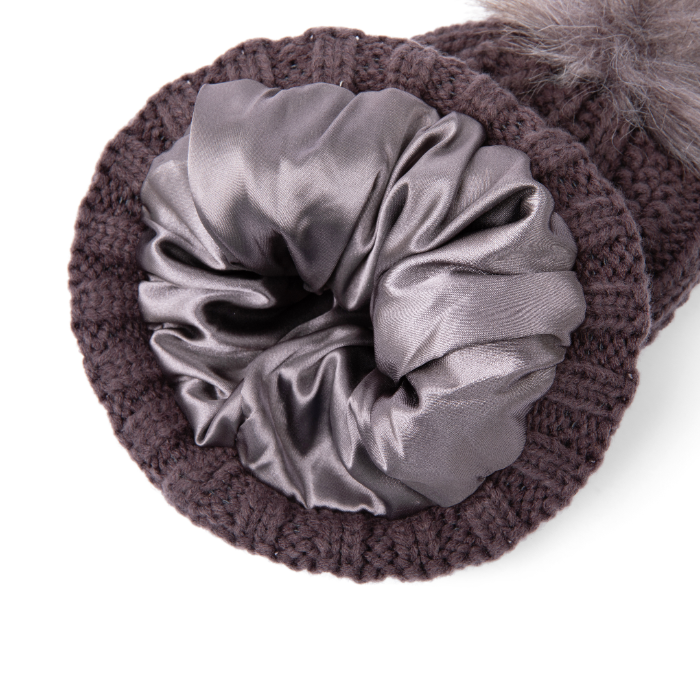 قبعة صغيرة مبطنة بالساتان من سكي كلوب باللون الرمادي، مصممة للدفء وحماية الشعر مع بطانة ناعمة من الساتان