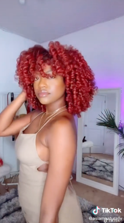 كيمبرلي شيريل وهي ترتدي لون As I Am Curl Color - حيث تظهر تجعيدات شعر حيوية ومحددة مصففة بجل تلوين الشعر المؤقت، مع إبراز الصبغة الجريئة واللمعان الصحي.