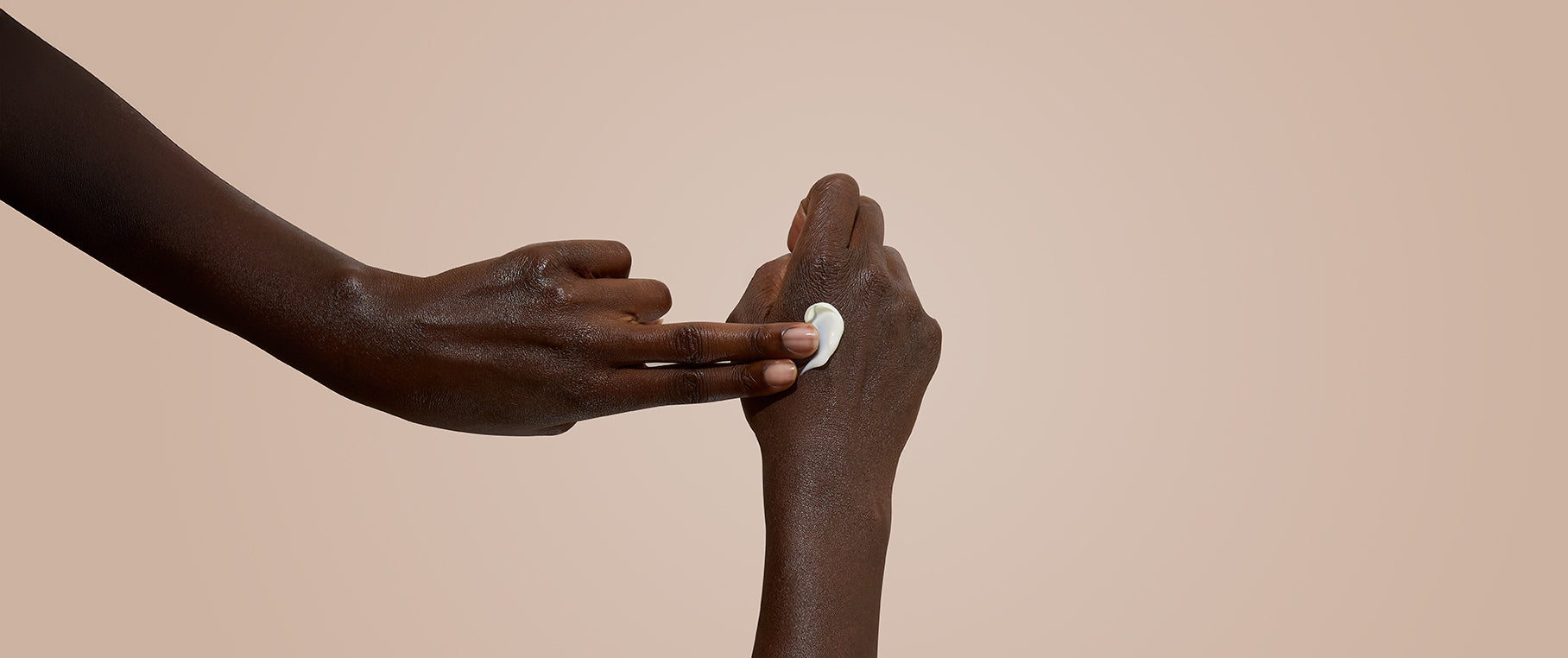 يدان تمتدان نحو بعضهما البعض على خلفية محايدة