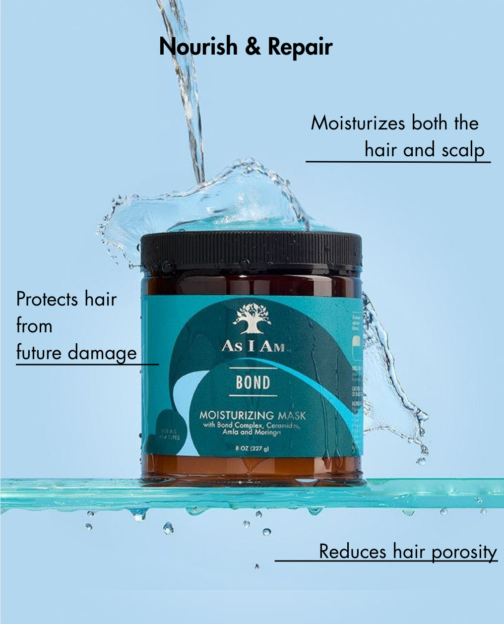 برطمان قناع الترطيب As I Am Bond مع قطرات ماء على خلفية زرقاء