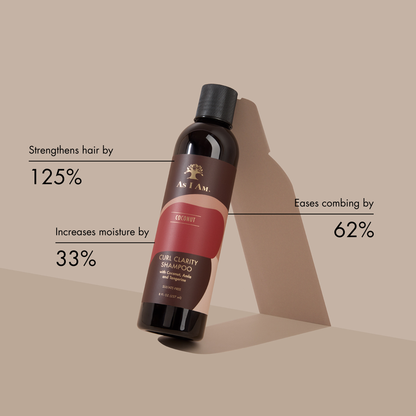 زجاجة شامبو مع شعار العلامة التجارية على خلفية بيج