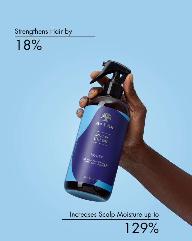 يد تحمل زجاجة زرقاء مع نص عن قوة الشعر وترطيب فروة الرأس على خلفية زرقاء فاتحة