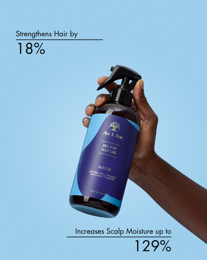 يد تحمل زجاجة زرقاء مع نص عن قوة الشعر وترطيب فروة الرأس على خلفية زرقاء فاتحة