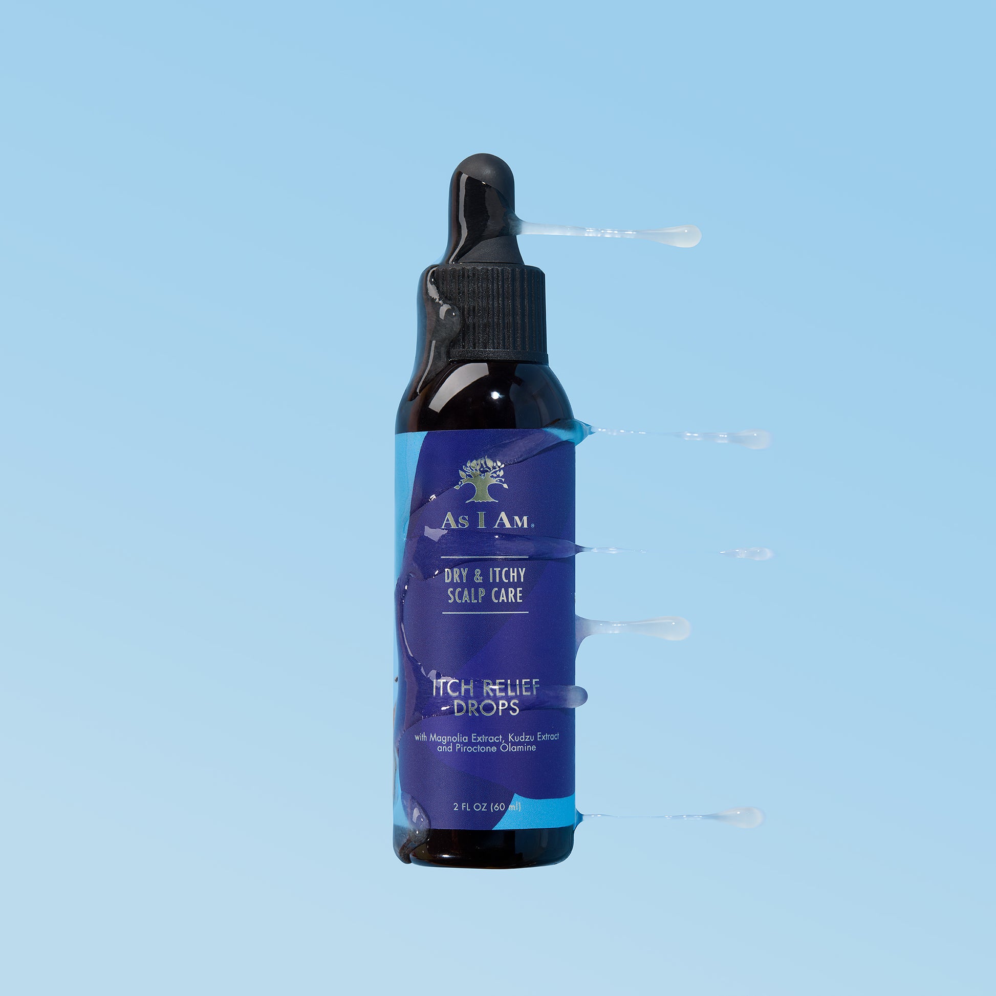 زجاجة من قطرات "As I Am" المضادة للحكة على خلفية زرقاء فاتحة