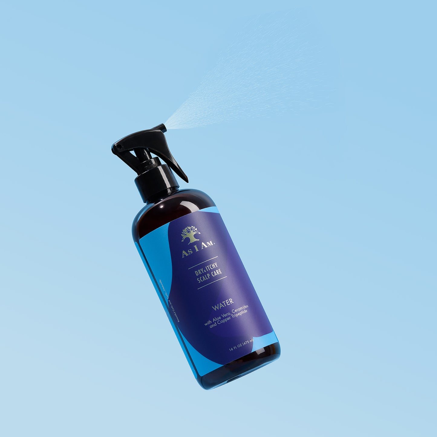 زجاجة رذاذ زرقاء مع ملصق على خلفية زرقاء فاتحة