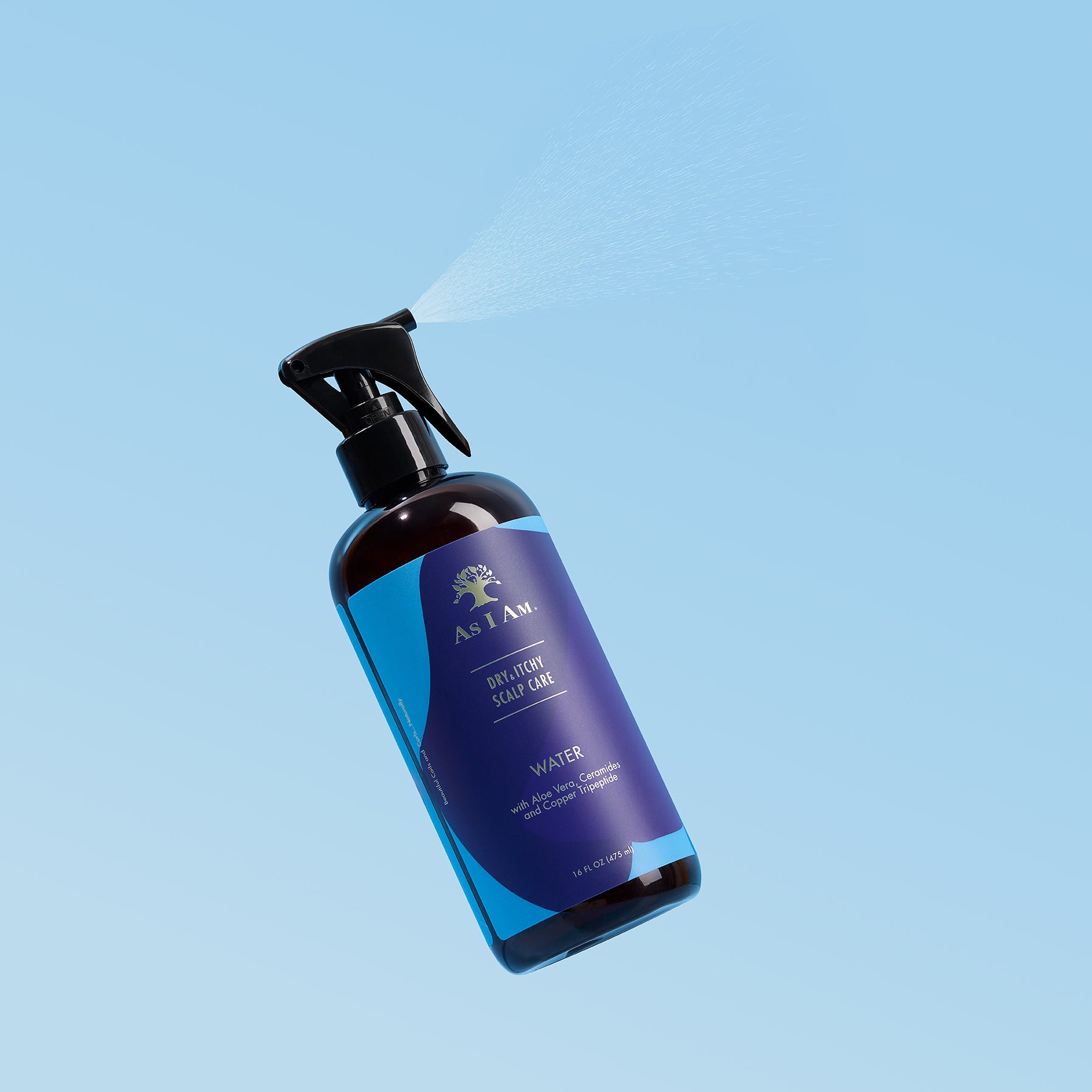 زجاجة رذاذ زرقاء مع ملصق على خلفية زرقاء فاتحة