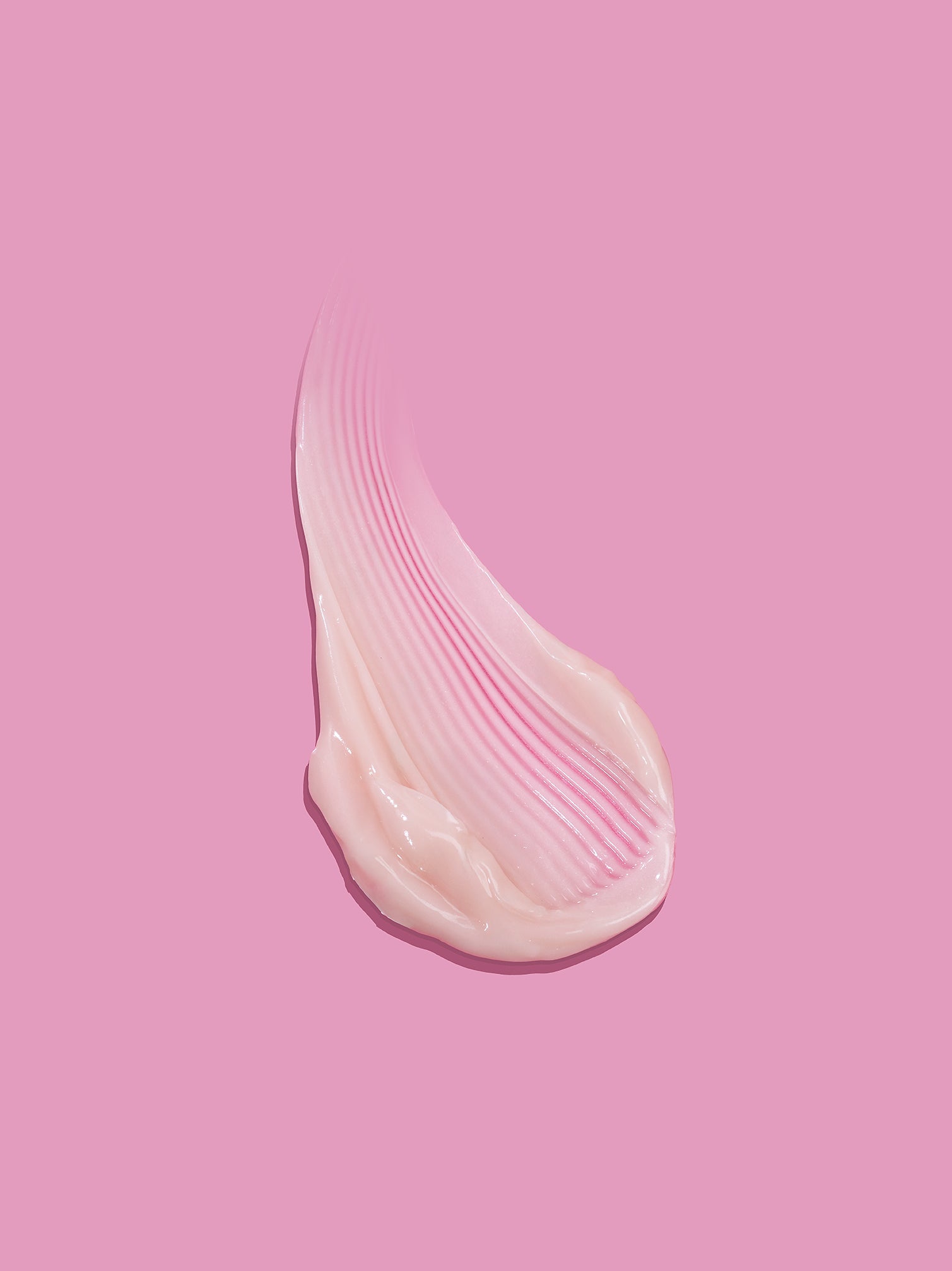 عينة كريم وردي على خلفية وردية