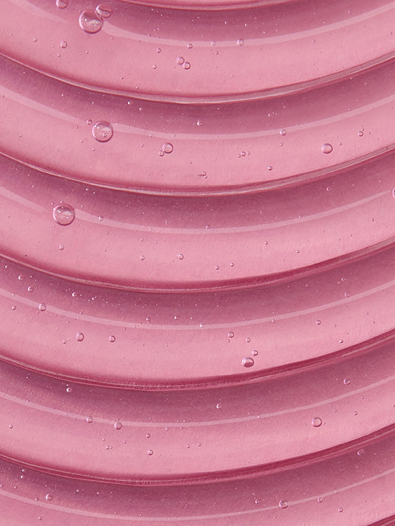 لقطة مقربة لسطح وردي مزخرف بقطرات ماء