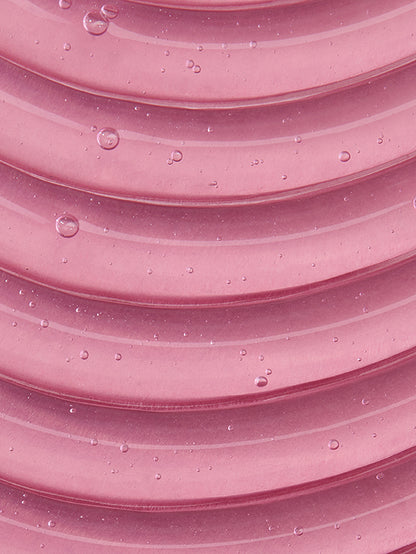 لقطة مقربة لسطح وردي مزخرف بقطرات ماء