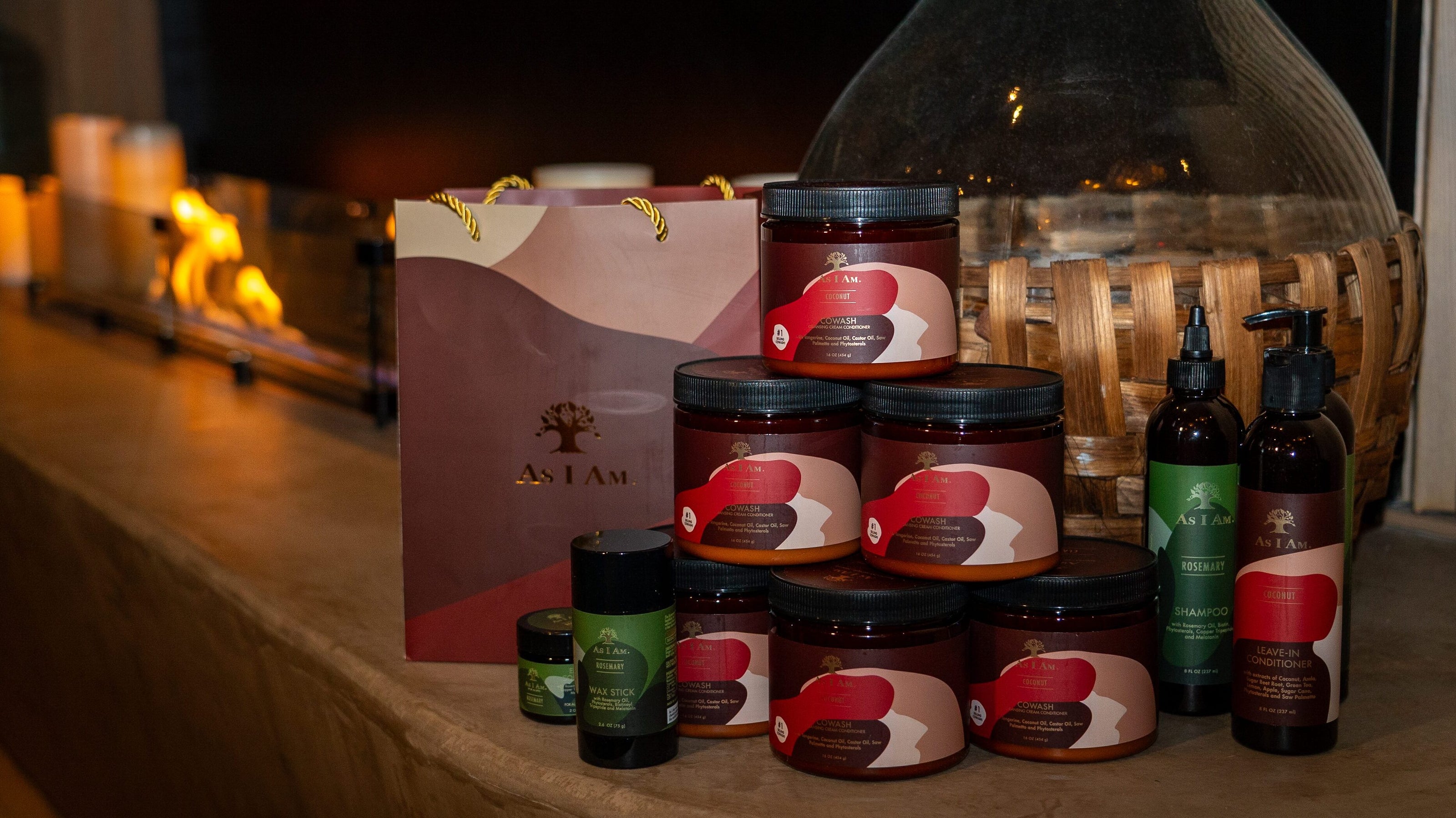 مرطبانات وزجاجات متنوعة مع صندوق زخرفي على سطح خشبي.