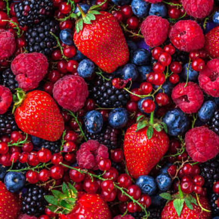 توت متنوع بما في ذلك الفراولة والتوت والتوت الأزرق.