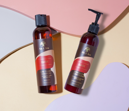 زجاجات شامبو وبلسم مع شعار العلامة التجارية على خلفية ملونة