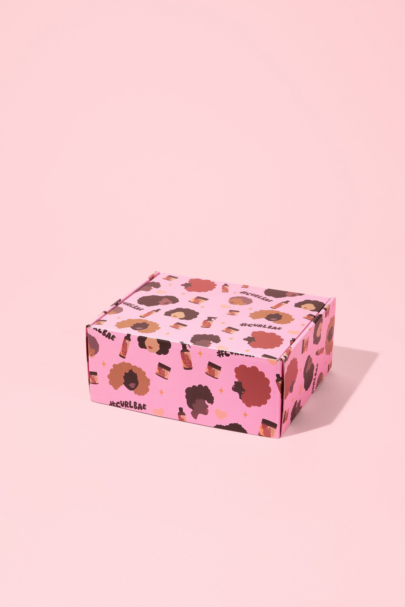 علبة As I Am CurlBea Box - علبة هدايا متوسطة الحجم تحتوي على منتجات عناية بالشعر مختارة بعناية 