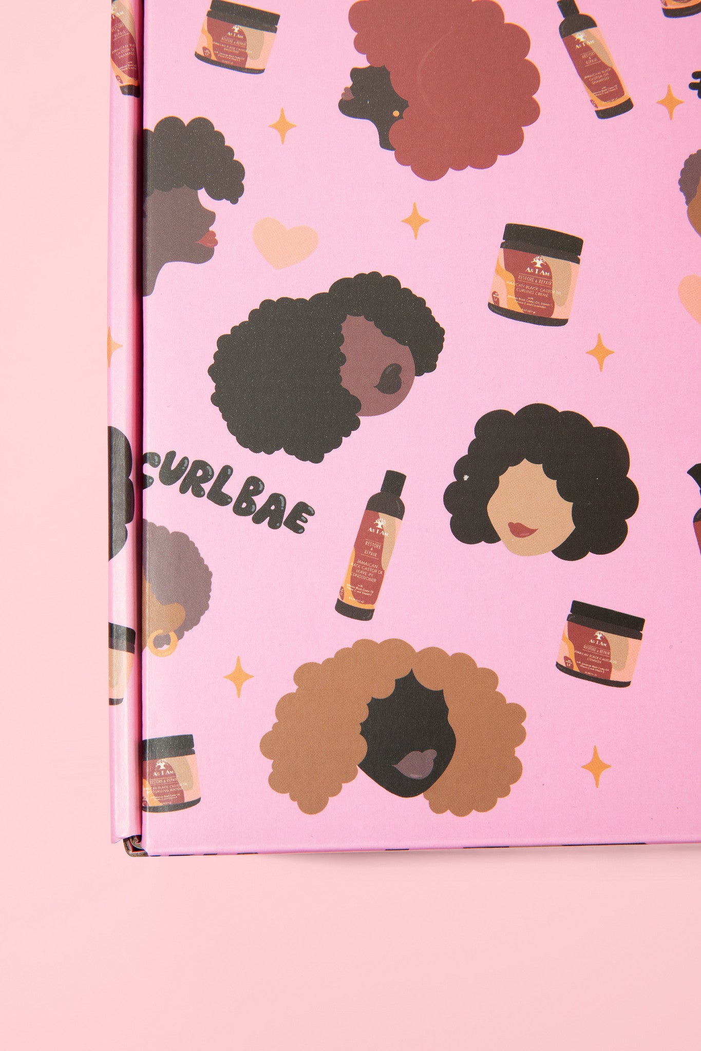 علبة As I Am CurlBea Box - علبة هدايا متوسطة الحجم تحتوي على منتجات عناية بالشعر مختارة بعناية 