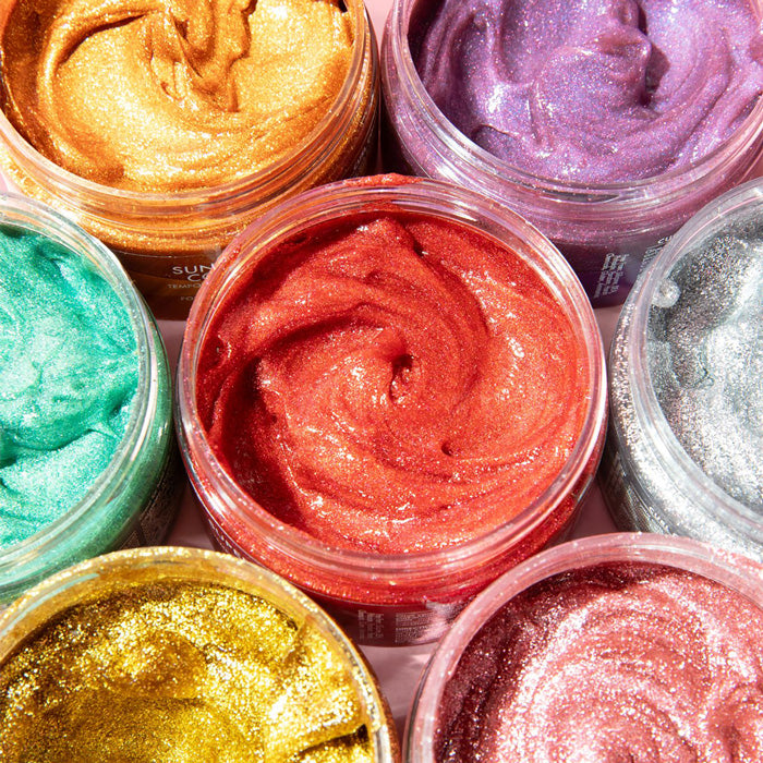 مجموعة As I Am Curl Color Glitter Collection، التي تتميز بألوان شعر مؤقتة نابضة بالحياة مع لمسة نهائية متلألئة مصممة لتجعيد الشعر ولفائفه.